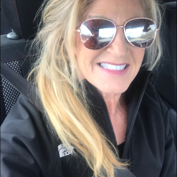 Meet your Posher, Beth - Picture 2 of 7